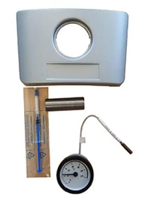 Kombination aus Haube und Thermometer, bestehend aus einer Abdeckung, einem Thermometer mit Zuleitung, einer Spritze und einem Zylinder. Hersteller ist Remeha.